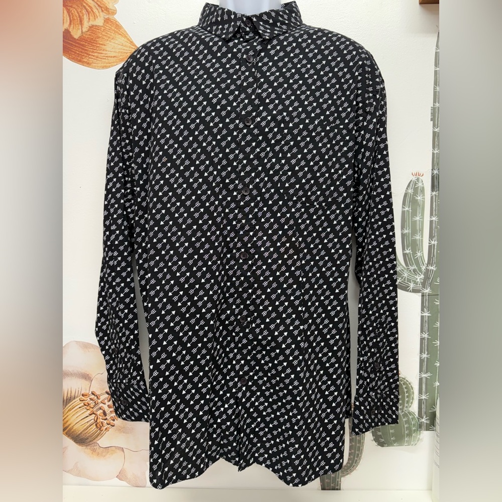 Straight Faded Black and White Arrow Patterned Button-Up Shirt